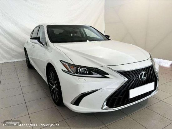 Lexus ES 300 2.5 300h Premium de 2023 con 17.900 Km por 47.900 EUR. en Madrid