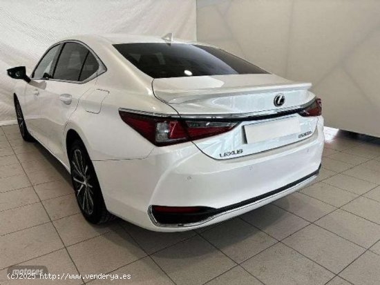 Lexus ES 300 2.5 300h Premium de 2023 con 17.900 Km por 47.900 EUR. en Madrid