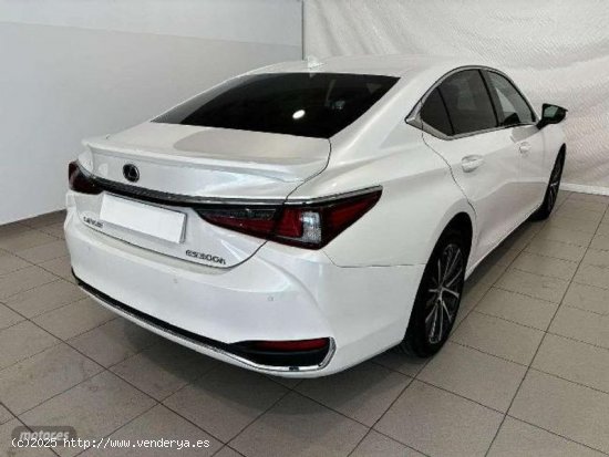 Lexus ES 300 2.5 300h Premium de 2023 con 17.900 Km por 47.900 EUR. en Madrid