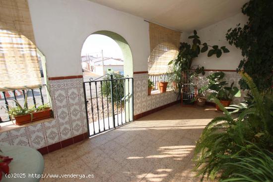 Casa con salida a dos calles y de esquina en Puebla de Obando - BADAJOZ