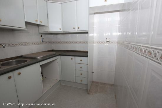 Oportunidad Única en Gurugú: Amplio Piso de 3 Habitaciones con Terraza - BADAJOZ