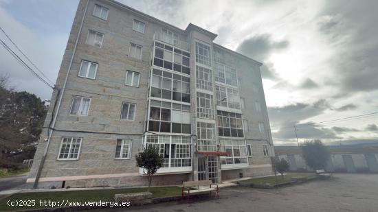 ¡Descubre tu nuevo hogar en un edificio bien conservado, construido en 1975! - ORENSE