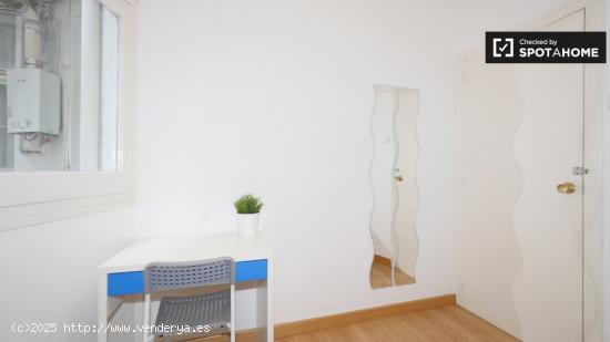 Habitación equipada con armario independiente en el piso compartido, El Born - BARCELONA