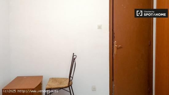 Se alquila habitación ordenada en apartamento de 3 dormitorios en Horta-Guinardó - BARCELONA