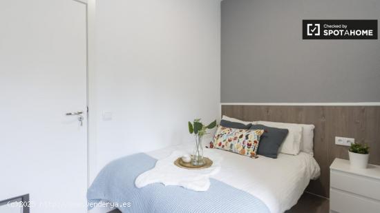 Acogedora habitación en alquiler en apartamento de 7 dormitorios en Centro - MADRID