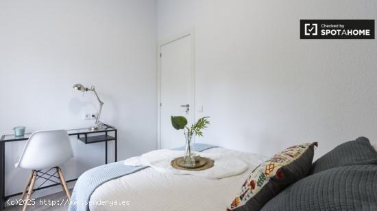 Acogedora habitación en alquiler en apartamento de 7 dormitorios en Centro - MADRID