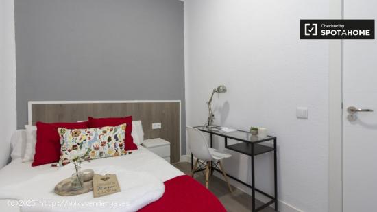 Amplia habitación en alquiler en apartamento de 7 dormitorios en Centro. - MADRID