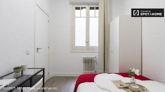 Amplia habitación en alquiler en apartamento de 7 dormitorios en Centro. - MADRID