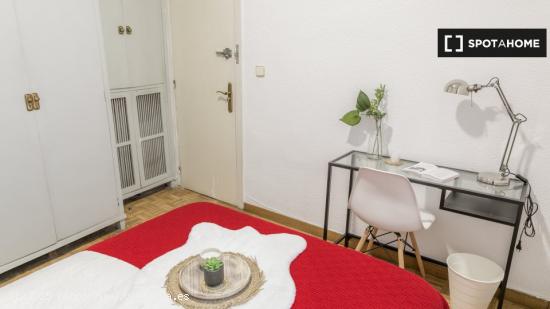 Preciosa habitación con cama doble en alquiler en Delicias - MADRID