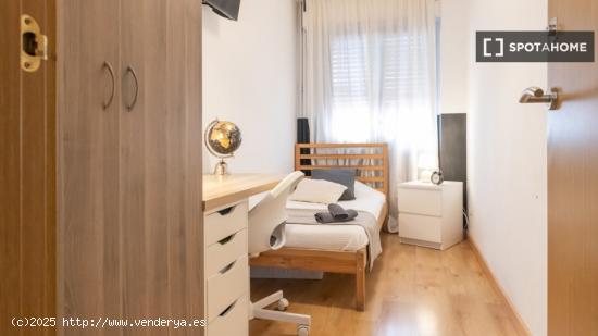 ¡Habitaciones en alquiler en un piso de 7 habitaciones en Madrid! - MADRID