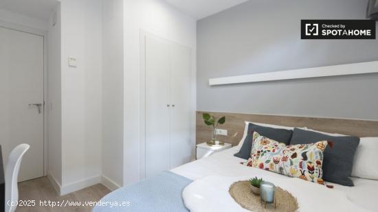 Se alquila habitación luminosa en apartamento de 8 dormitorios en Delicias - MADRID