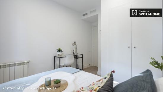 Se alquila habitación luminosa en apartamento de 8 dormitorios en Delicias - MADRID