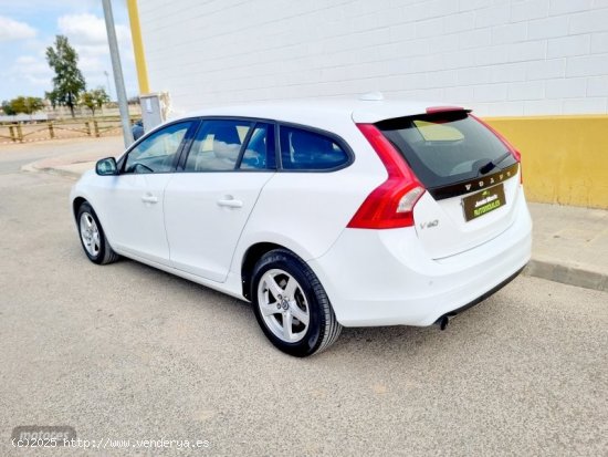 Volvo V 60 KiNETIC Auto de 2015 con 100.000 Km por 13.000 EUR. en Sevilla