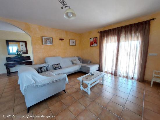 Chalet con tres dormitorios en zona de La Hoya - MURCIA