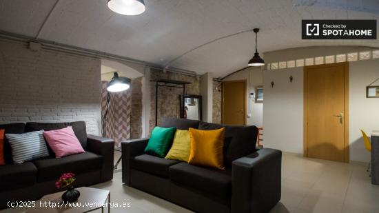 Elegante y espacioso estudio con patio en alquiler en Sants - BARCELONA