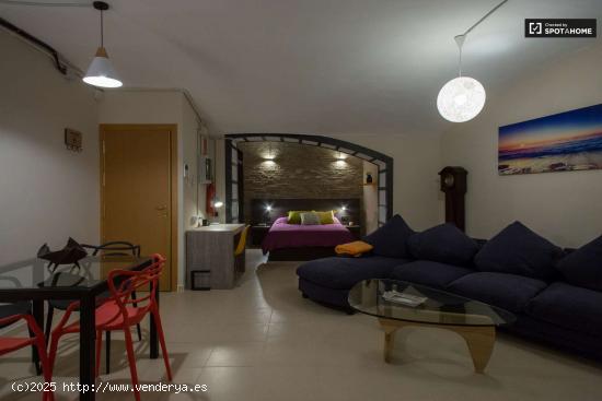  Acogedor estudio con patio en alquiler en Sants - BARCELONA 