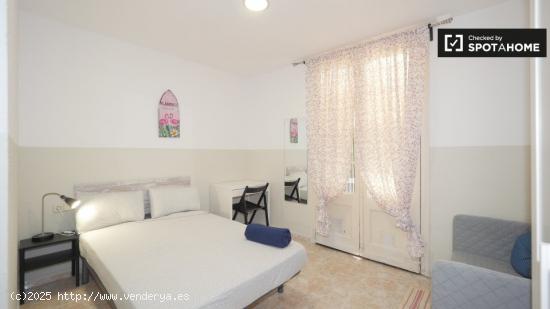 Amplia habitación en alquiler en apartamento de 3 dormitorios en el Born - BARCELONA