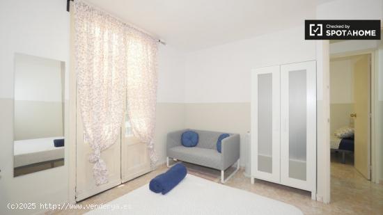 Amplia habitación en alquiler en apartamento de 3 dormitorios en el Born - BARCELONA