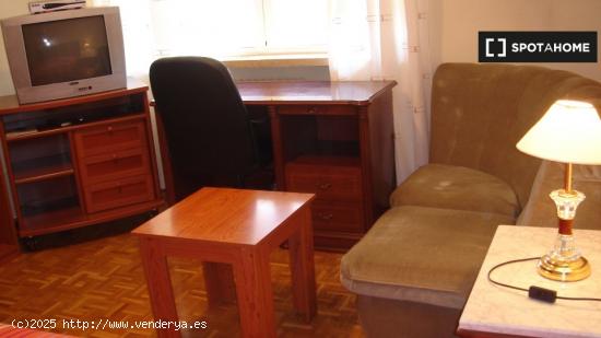 Se alquila habitación en piso de 5 dormitorios en Salamanca - Mujeres - SALAMANCA