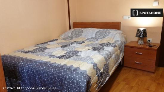 Se alquila habitación en piso de 5 habitaciones en Salamanca - Mujeres - SALAMANCA