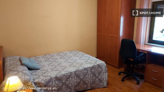 Se alquila habitación en piso de 5 habitaciones en Salamanca - Mujeres - SALAMANCA