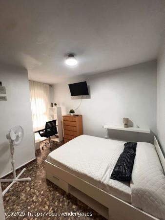  Se alquila habitación en piso compartido en Valencia - VALENCIA 