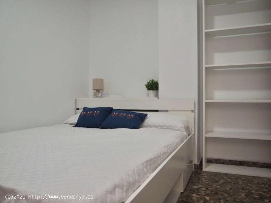  Se alquila habitación en piso compartido en Valencia - VALENCIA 