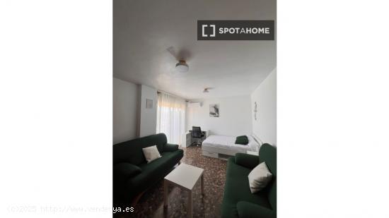 Se alquila habitación en piso compartido en Valencia - VALENCIA