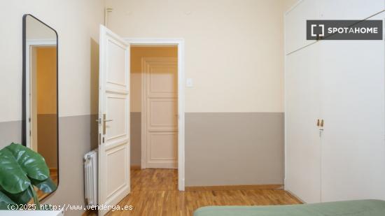 Se alquila habitación en piso de 5 habitaciones en Barcelona - BARCELONA