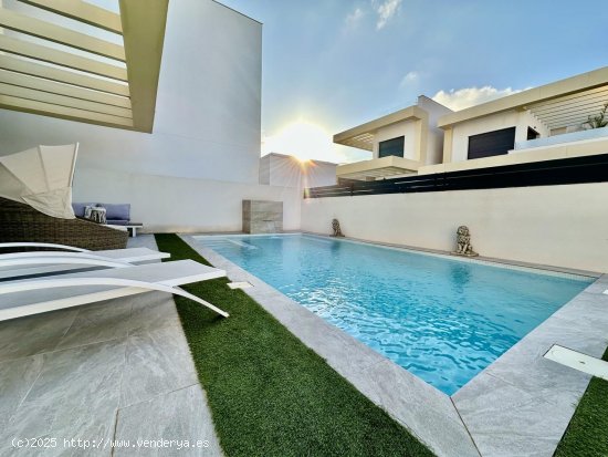 Villa en venta en Los Montesinos (Alicante)