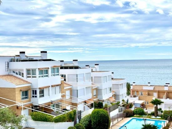 CHALET ADOSADO CON VISTAS AL MAR EN CALA CANTALAR - ALICANTE