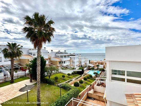 CHALET ADOSADO CON VISTAS AL MAR EN CALA CANTALAR - ALICANTE