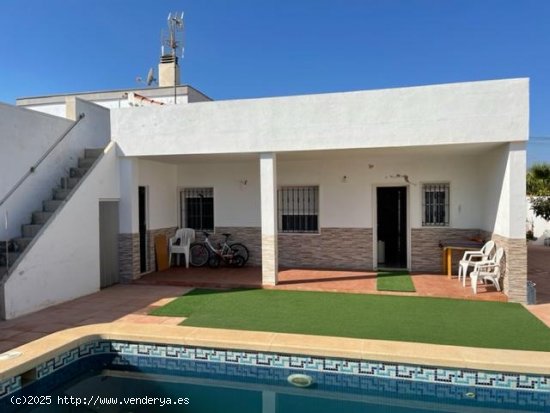 Chalet en venta en Torrevieja (Alicante)