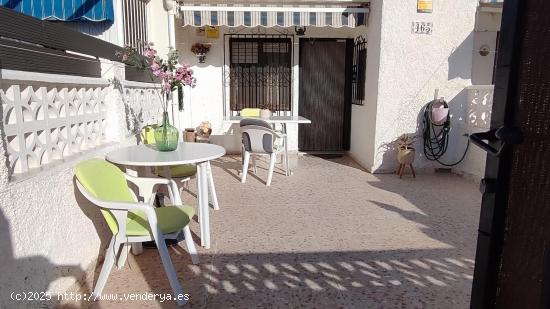 REF.- 75 - Chalet adosado en venta en Urbanización Torreta II - Torrevieja - ALICANTE