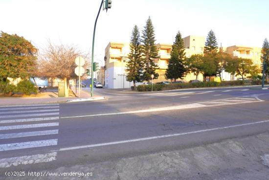 HUERCAL ALMERIA - LOCAL COMERCIAL EN ESQUINA 3 CALLES - 140 M2 - 5,65M ALTURA - CAPACIDAD DOBLAR - A