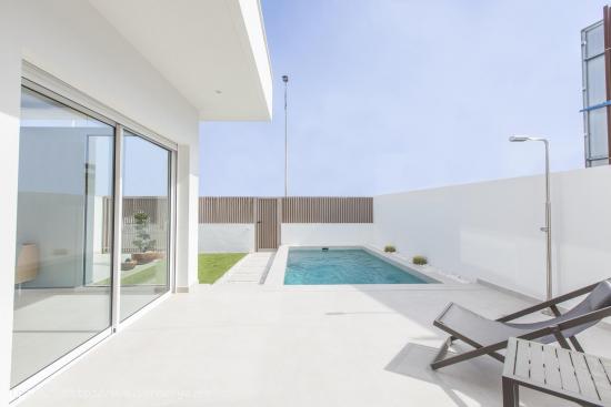 Bungalows de Obra Nueva con Piscina Privada en Santiago de la Ribera - MURCIA