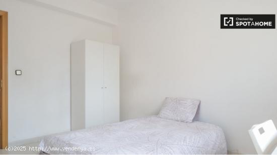 Habitación luminosa en apartamento de 5 dormitorios en Tetuán - MADRID