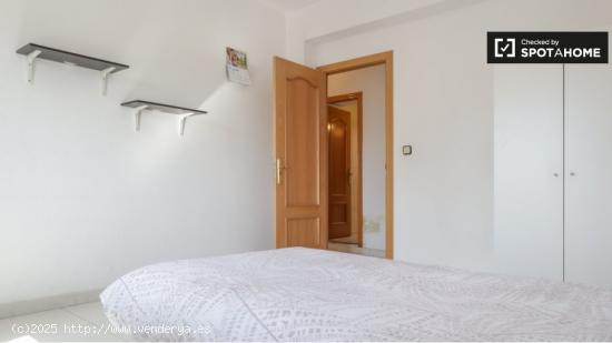 Habitación luminosa en apartamento de 5 dormitorios en Tetuán - MADRID