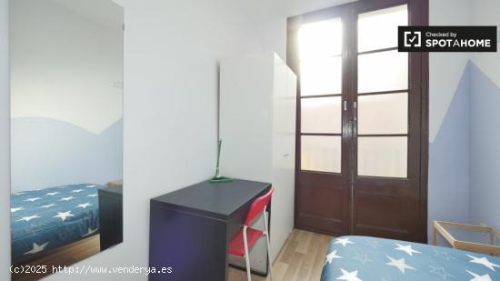 Acogedora habitación en apartamento de 4 dormitorios en el Raval. - BARCELONA