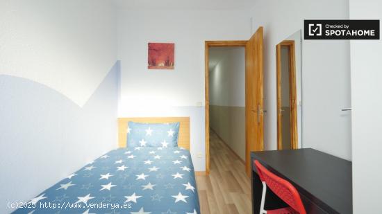 Acogedora habitación en apartamento de 4 dormitorios en el Raval. - BARCELONA