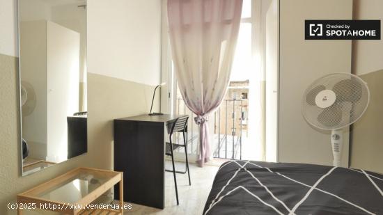 Amplia habitación en apartamento de 4 dormitorios en el Raval. - BARCELONA