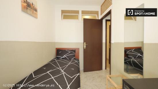 Amplia habitación en apartamento de 4 dormitorios en el Raval. - BARCELONA