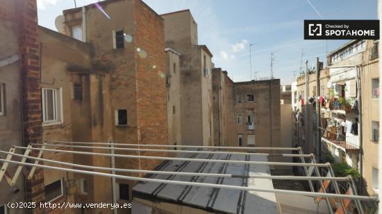 Amplia habitación en apartamento de 4 dormitorios en el Raval. - BARCELONA