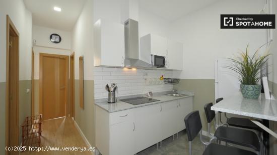 Elegante habitación en alquiler en apartamento de 4 dormitorios en El Raval - BARCELONA