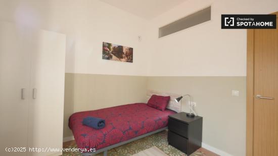 Se alquila habitación luminosa en apartamento de 4 dormitorios en El Raval - BARCELONA