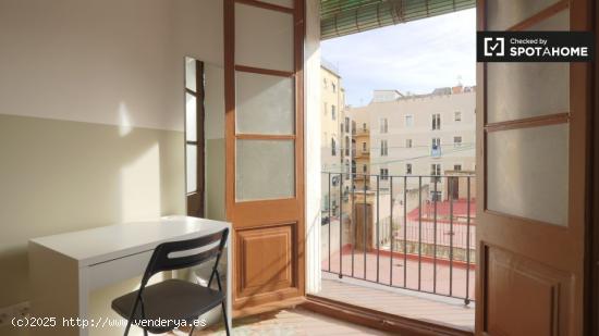 Se alquila habitación luminosa en apartamento de 4 dormitorios en El Raval - BARCELONA