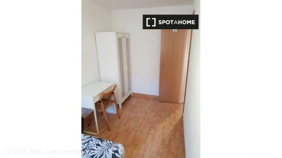 Habitación decorada con ventana con vista a la calle en piso compartido, El Raval - BARCELONA