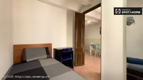 Habitaciones en alquiler en apartamento de 4 dormitorios en el raval. - BARCELONA