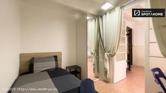 Habitaciones en alquiler en apartamento de 4 dormitorios en el raval. - BARCELONA