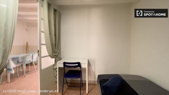 Habitaciones en alquiler en apartamento de 4 dormitorios en el raval. - BARCELONA